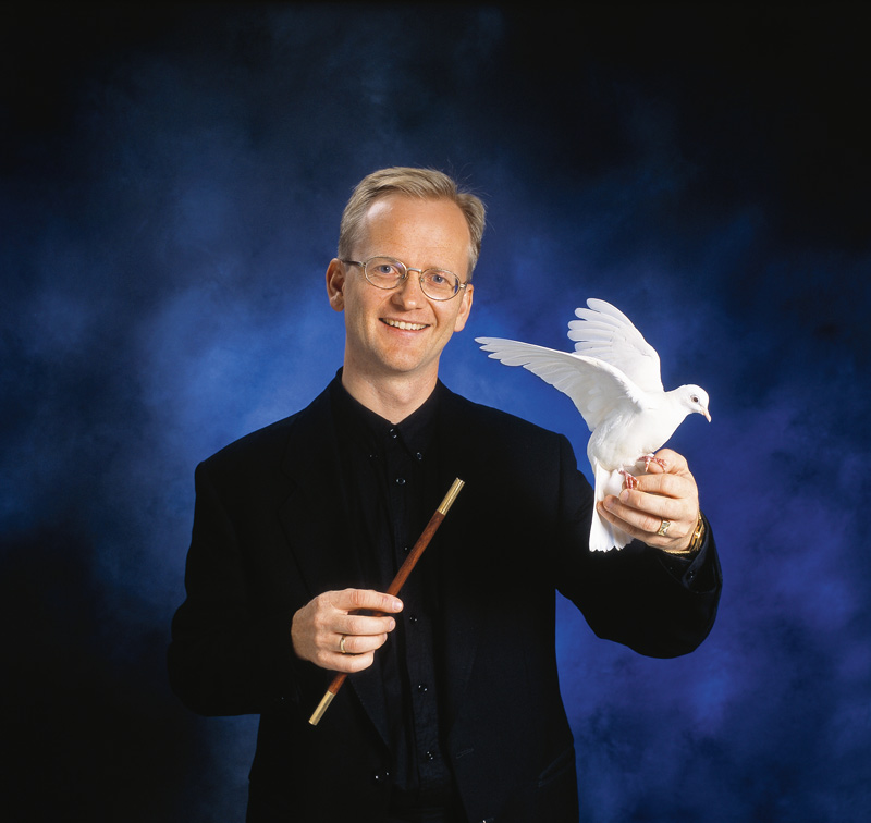 Tryllekunstneren Vidello tryller fram en due i et trylleshow.